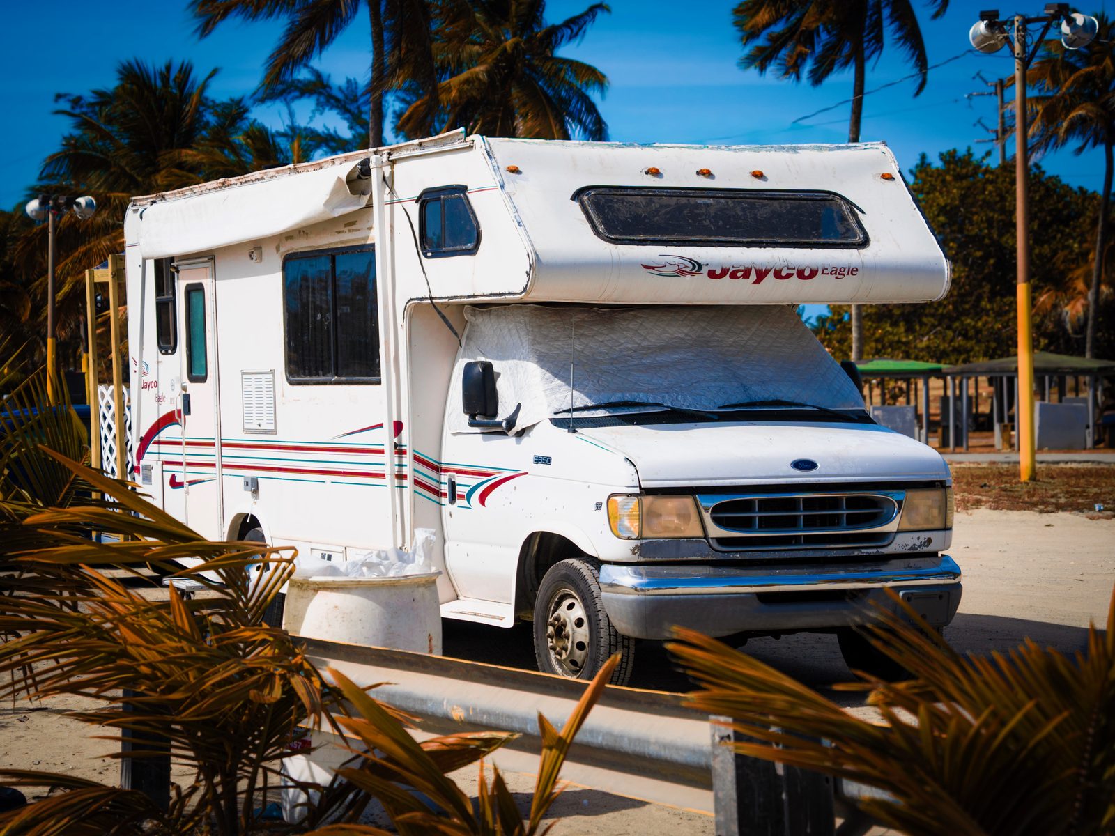 El Ghetty Motor-Home estacionado frente a la playa entre palmeras