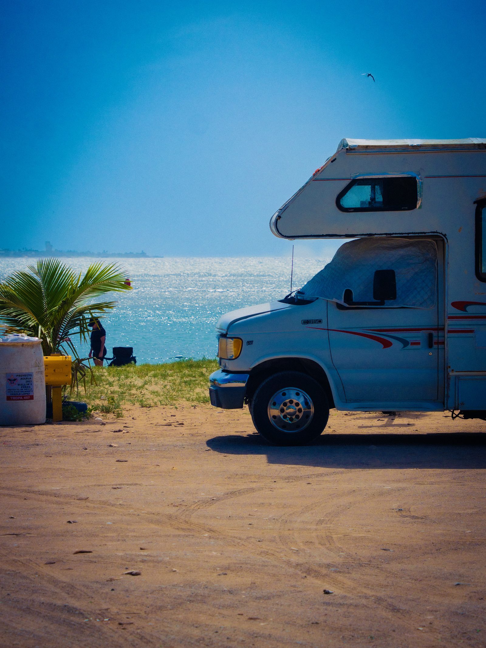 El Ghetty estacionado a pasos de la orilla con el mar brillando al fondo