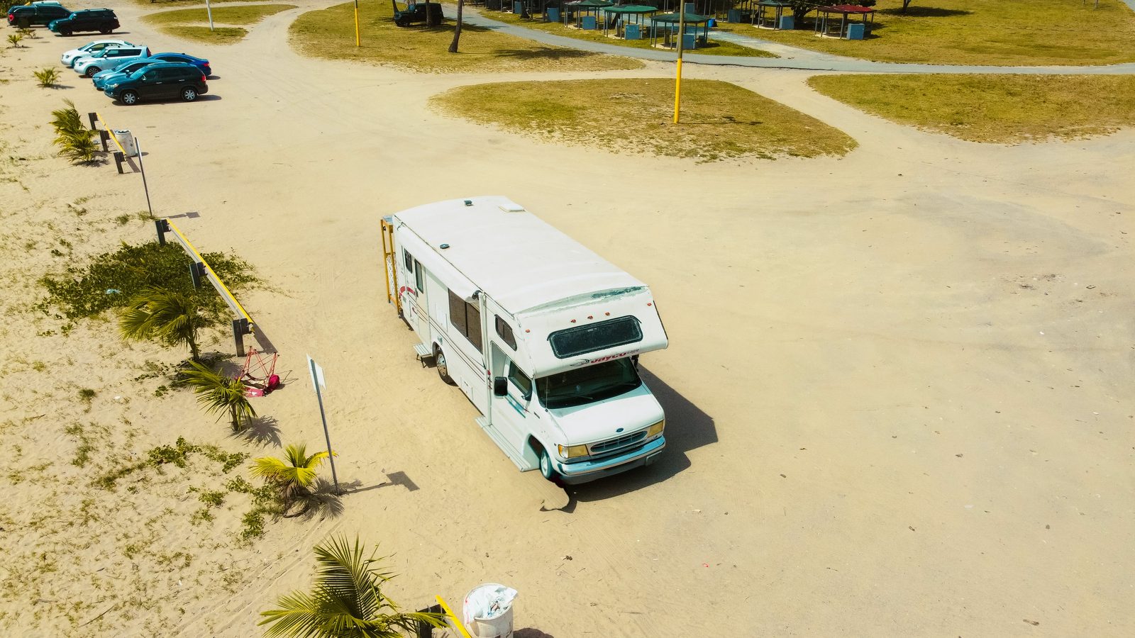 Vista aérea del Ghetty Motor-Home sobre la arena de la costa