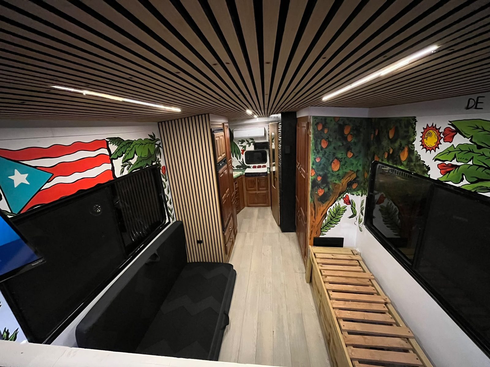 Vista panorámica del interior del Ghetty Motor-Home con murales de Puerto Rico