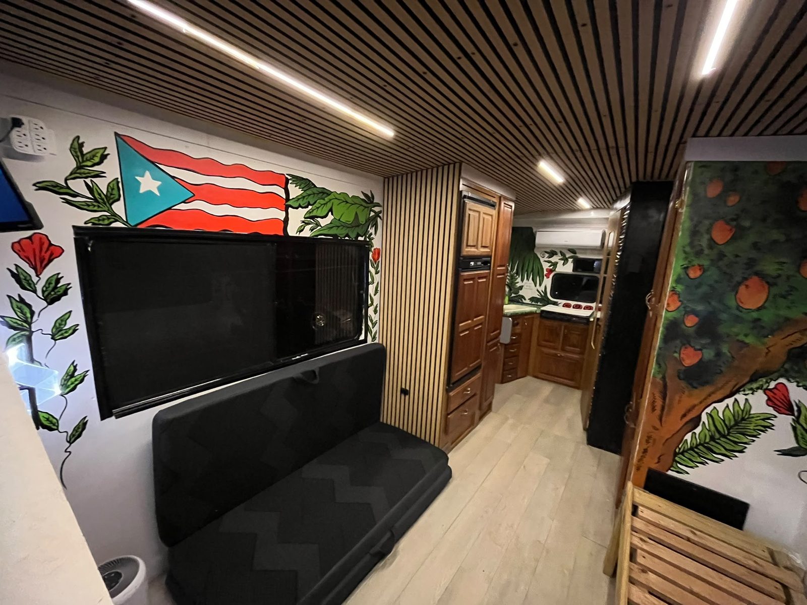 Mural de la bandera de Puerto Rico en la sala del motorhome