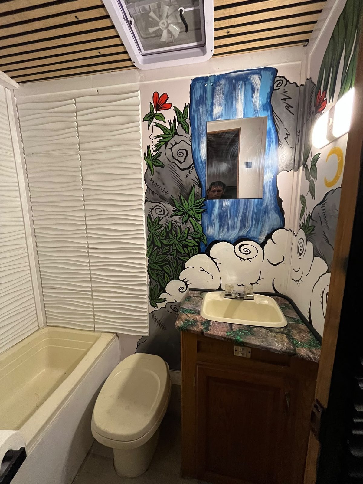 Baño privado con mural de cascada inspirado en El Yunque