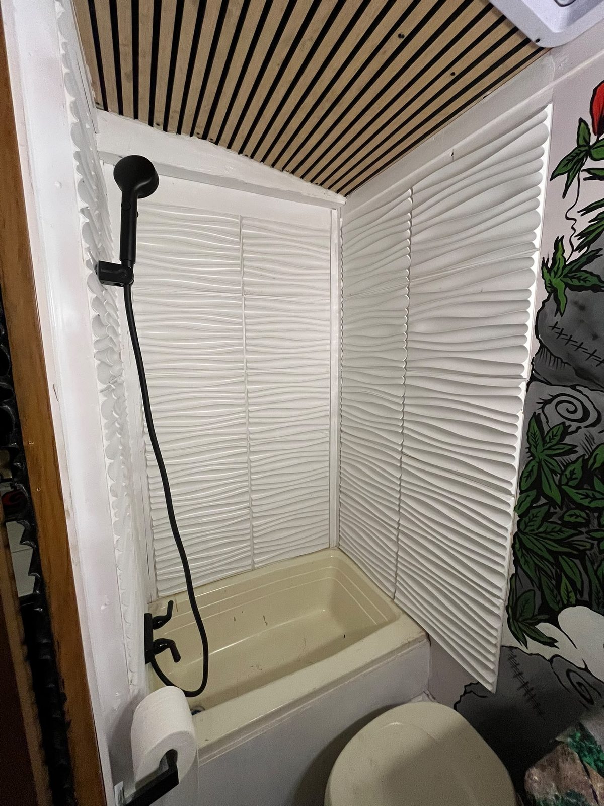 Ducha con bañera y paneles de pared 3D